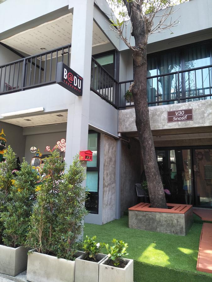 Badu Sukhumvit Dormitory Bangkok Exterior photo