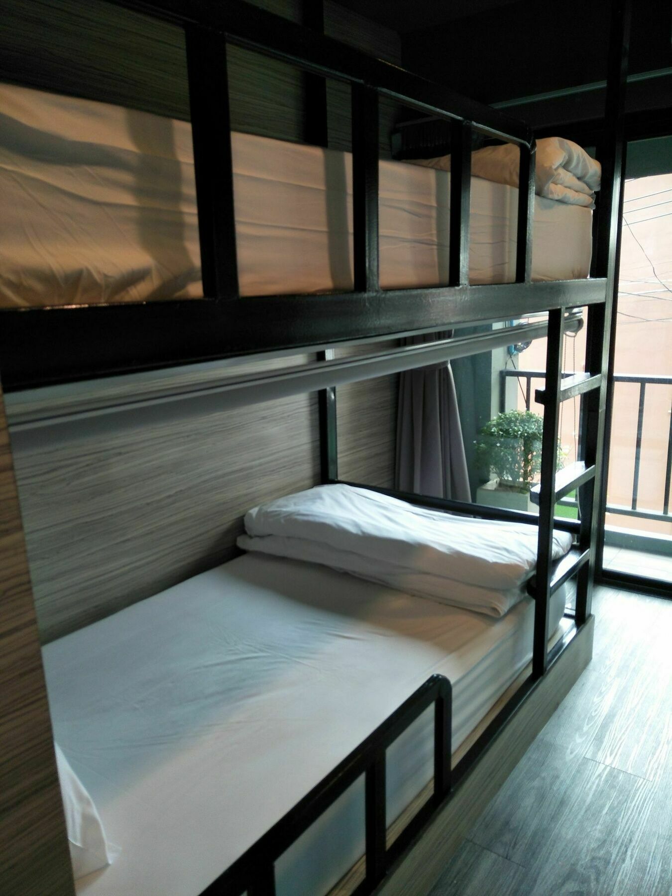 Badu Sukhumvit Dormitory Bangkok Exterior photo