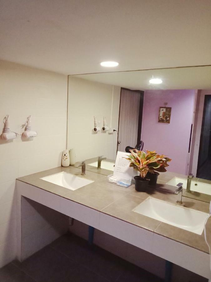 Badu Sukhumvit Dormitory Bangkok Exterior photo